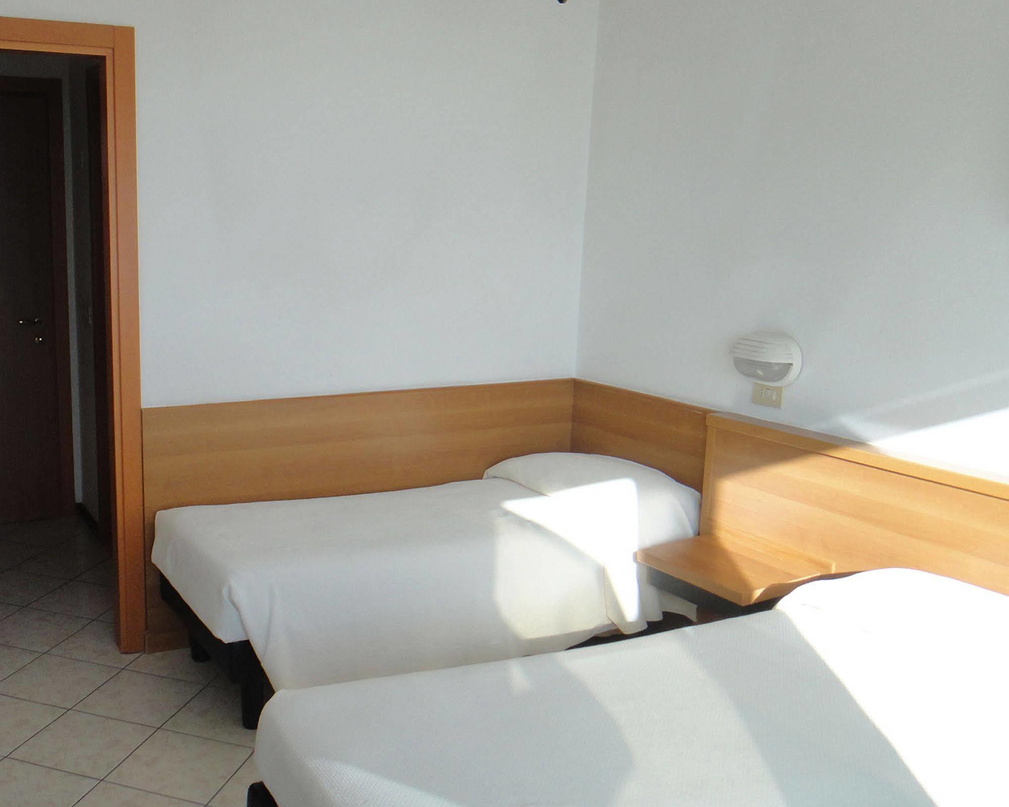 Hotel Caesar Bed And Breakfast Мілано-Маріттіма Екстер'єр фото