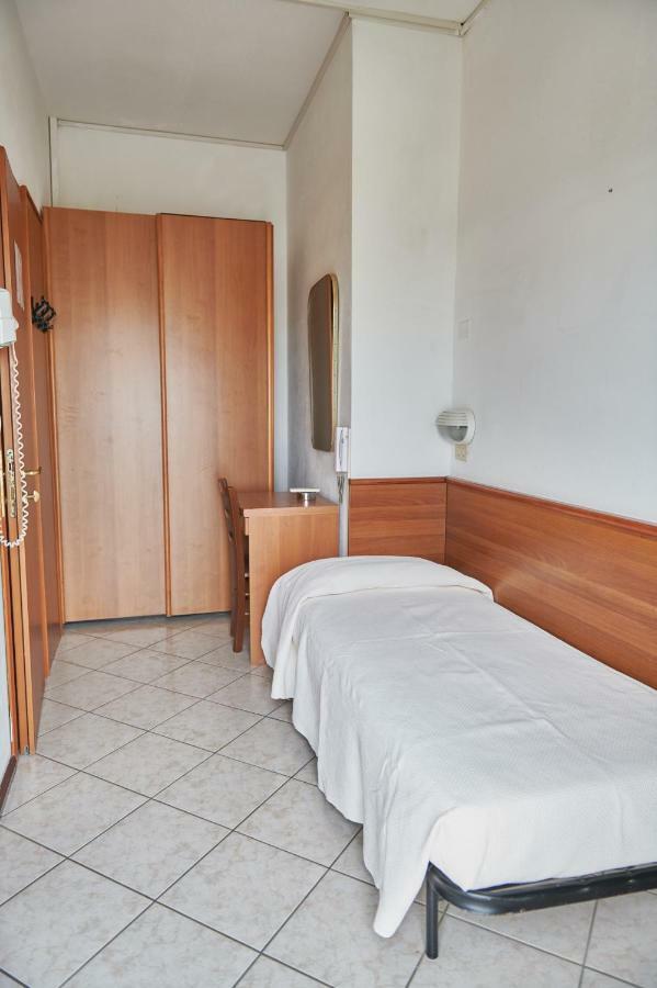 Hotel Caesar Bed And Breakfast Мілано-Маріттіма Екстер'єр фото