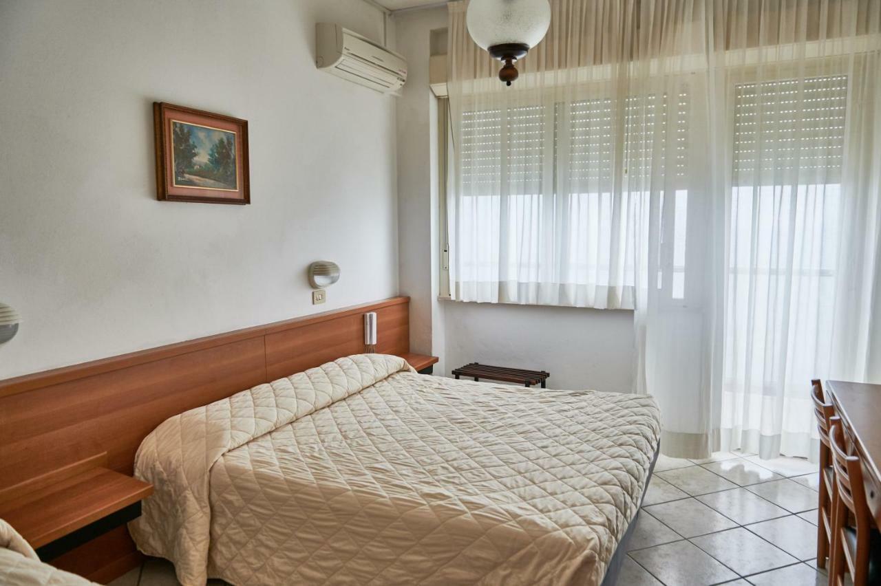 Hotel Caesar Bed And Breakfast Мілано-Маріттіма Екстер'єр фото