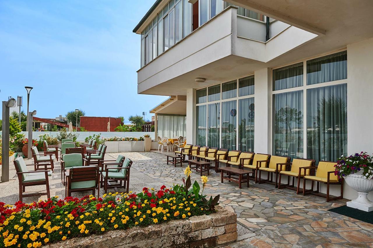 Hotel Caesar Bed And Breakfast Мілано-Маріттіма Екстер'єр фото
